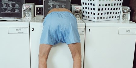 Bị kẹt trong máy giặt khi chơi trốn tìm cùng bạn gái