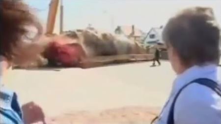 Cá nhà táng phát nổ khi rơi khỏi cần cẩu - 2 Hiện trường vụ nổ