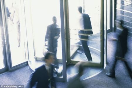 Bệnh viện với những kiểu bồi thường kì quặc - 3 Được trả tiền vì dùng cửa cuốn khi ra vào bệnh viện