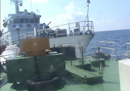 Tàu Trung Quốc giăng bẫy khiêu khích, rình quay phim, chụp ảnh - 1 Tàu Trung Quốc vẫn hung hăng, gây hấn với tàu chấp pháp Việt Nam