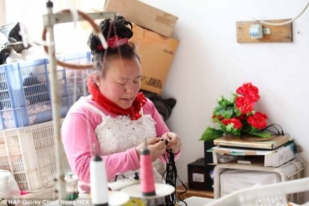 Người phụ nữ chỉ mặc váy cưới trong suốt 10 năm - 1 Người phụ nữ này đã có một quá khứ đau thương