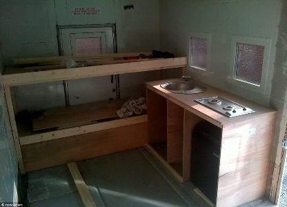 Toàn bộ bên trong xe được ốp gỗ từ trần xuống đến sàn