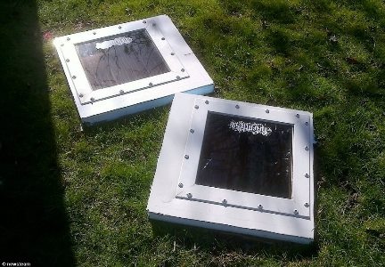 Toàn bộ bên trong xe được ốp gỗ từ trần xuống đến sàn