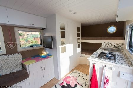 “Biến” xe tù thành nhà lưu động sang trọng