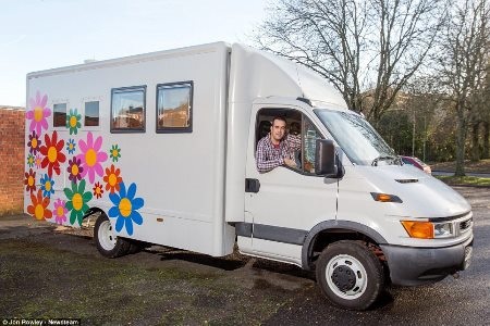 Alex ngó đầu ra ngoài ngôi nhà lưu động mà anh cùng gia đình đã có kỳ nghỉ ở Weymouth và New Forest