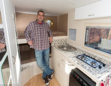 Alex bỏ những chấn xà lim ra và thiết kế lại mọi thứ theo ý mình