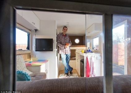 Alex mua chiếc xe tù cũ này từ một công ty chuyên kinh doanh ô tô cũ vào tháng 1/2012