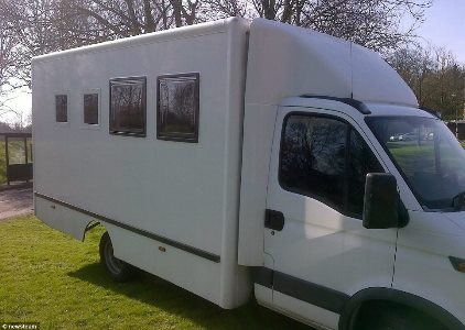 Chiếc xe tù trông có vẻ chỉ hợp với những tù nhân nhưng giờ đây nó hoàn toàn khác