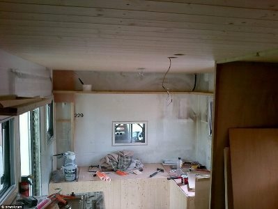 Toàn bộ bên trong xe được ốp gỗ từ trần xuống đến sàn