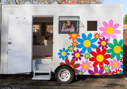 Alex ngó đầu ra ngoài ngôi nhà lưu động mà anh cùng gia đình đã có kỳ nghỉ ở Weymouth và New Forest