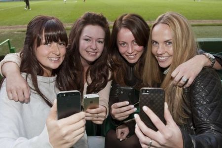 Vô tình nhận nuôi gấu Bắc cực vì gửi nhầm tin nhắn - 2 Các thành viên của ban nhạc Celtic cũng tham gia chiến dịch chụp ảnh để “mặt mộc”