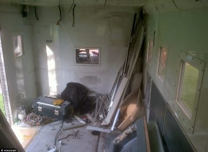 Dầm gỗ được xếp cao lên phía trên của xe trong khi đó dây điện được thiết kế sát xuống dưới sàn