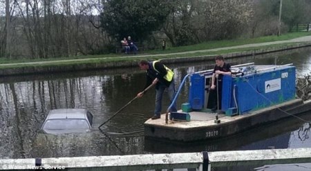 Xà lan cũng không thể trục vớt được chiếc xe