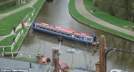 Chiếc xe trôi theo dòng nước