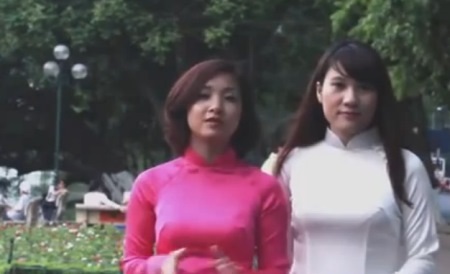 Clip giáo viên tiếng Anh ở Hà Nội kêu gọi sống hòa bình - 1 Sandy và Anna trong trang phục áo dài truyền thống của Việt Nam