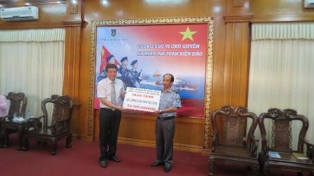 Thêm nguồn động viên cho lực lượng Kiểm ngư, Cảnh sát biển - 1 Ông Nguyễn Văn Trung, Phó Cục trưởng Cục Kiểm ngư (Bộ NN&PTNT) tiếp nhận hỗ trợ