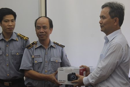 Tàu Việt Nam tiến gần, cách khu vực giàn khoan 4,5 hải lý - 3 Lực lượng kiểm ngư tiếp nhận hỗ tr