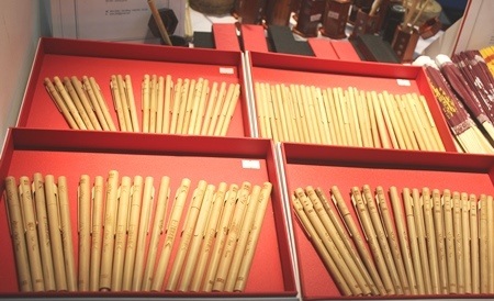 Bút tre được làm từ những cành tre nhỏ, sản phẩm được bán phổ biến tại các khu du lịch trên cả nước