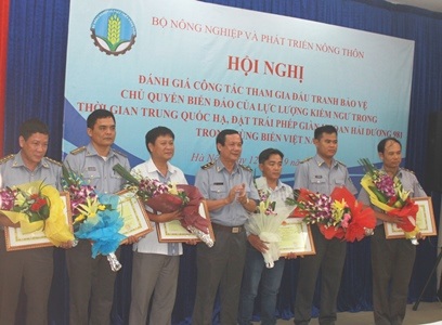 Lực lượng Kiểm ngư còn non trẻ nhưng hành động quyết liệt - 5 Trao tặng