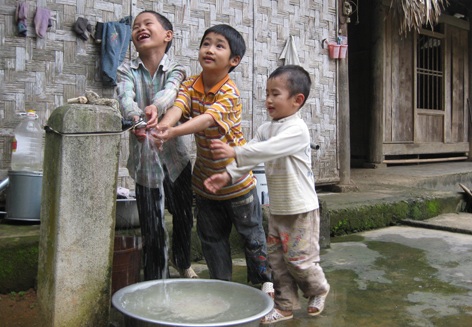 Hộ nghèo xây nhà vệ sinh đạt chuẩn sẽ được thưởng - 1 Người nghèo ở nông thôn được hỗ trợ về cung cấp nước sạch và vệ sinh môi trường (Ảnh minh họa)