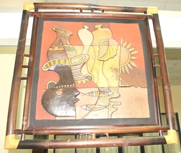 Tượng gốm và tranh gốm được làm từ bàn tay tài hoa của các nghệ nhân