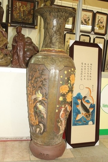 Tượng gốm và tranh gốm được làm từ bàn tay tài hoa của các nghệ nhân