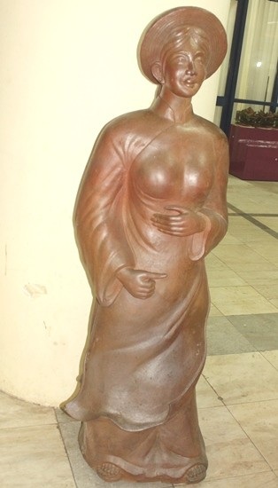 Tượng gốm và tranh gốm được làm từ bàn tay tài hoa của các nghệ nhân