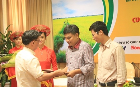 Bình chọn 63 “Nông dân Việt Nam xuất sắc 2014” - 3 Trao tặng cho những cây bút đoạt giải