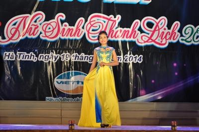  Các thí sinh duyên dáng trong phần thi áo dài...