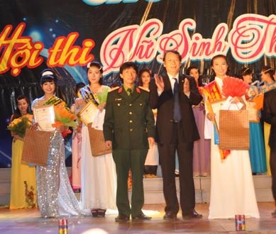 Thí sinh Trần Thị Minh Nguyệt đạt danh hiệu Nữ sinh thanh lịch ĐH Hà Tĩnh 2014