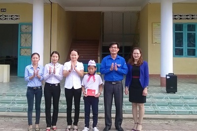Trao tặng Huy hiệu "Tuổi trẻ dũng cảm" cho học sinh cứu bạn khỏi chết đuối - 1 Trao huy hiệu Tuổi trẻ dũng cảm cho em Lê Thành Đạt.