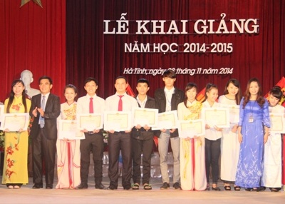 Khen thưởng các HSSV xuất sắc trong năm học 2013-2014