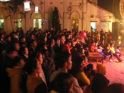 Dòng người "đổ về" khu trung tâm, đến Nhà thờ tận hưởng đêm Giáng sinh - 19 Bà con giáo dân làm lễ ở Nhà thờ