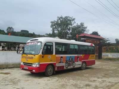 Xe buýt đưa đón học sinh xã Hương Bình đến trường