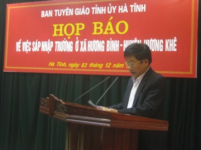 Hà Tĩnh: Tạo mọi điều kiện để học sinh Hương Bình được tiếp tục đến trường - 1 Ông Hoàng Công Lý - Phó Chủ tịch UBND huyện Hương Khê báo cáo tại buổi họp báo.