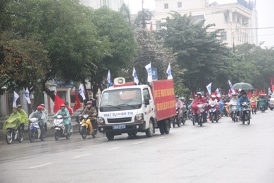 Hơn 500 đoàn viên thanh niên diễu hành cổ động tháng hành động quốc gia về dân số
