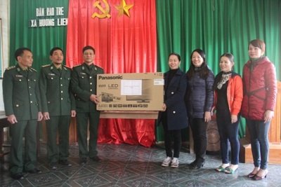 Trao tivi cho cán bộ trạm biên phòng  Rào Tre