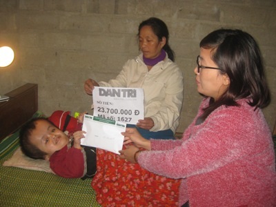 Hà Anh cười đùa bên mẹ