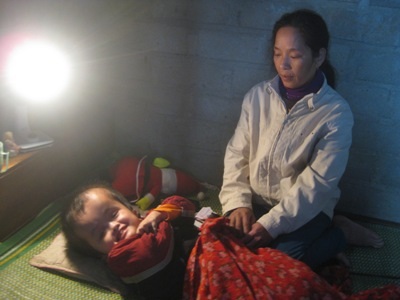 Hà Anh cười đùa bên mẹ