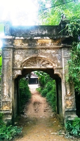 Công vào nhà được làm bằng chất liệu đá ong