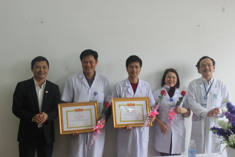 Lãnh đạo sở Y tế Hà Tĩnh khen thưởng nghĩa cử cao đẹp của 2 y, bác sỹ