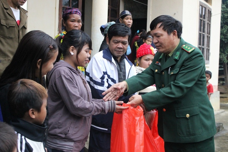 Bộ đội biên phòng phát lương thực để bà con đân tộc Chứt về
nhà ăn Tết