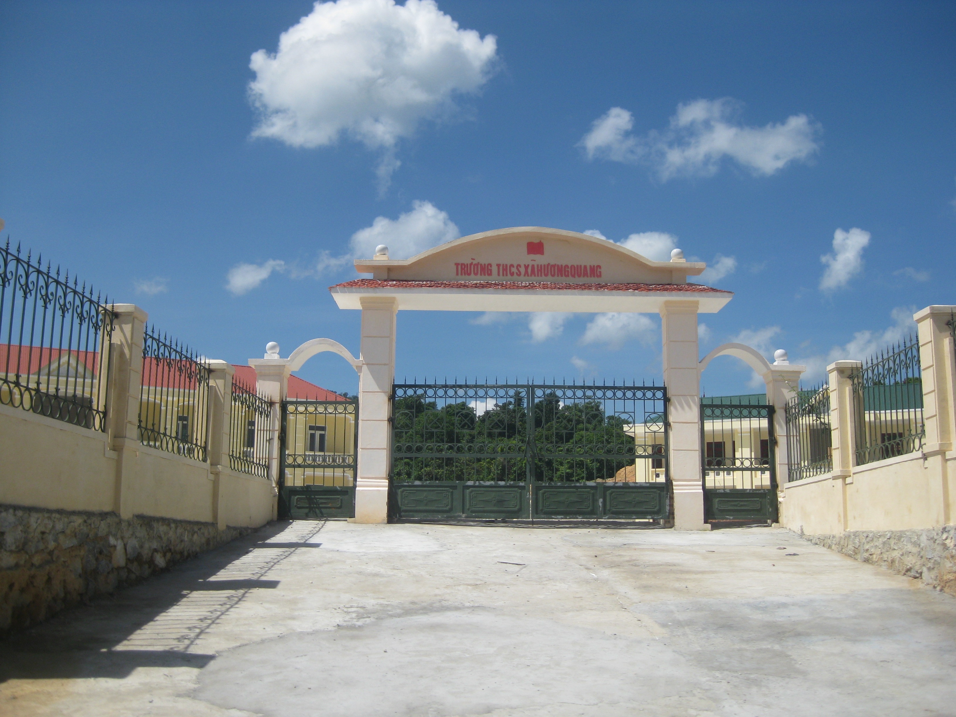 Trường THCS Hương Quang vẫn đóng cửa kể từ khi hoàn thành.