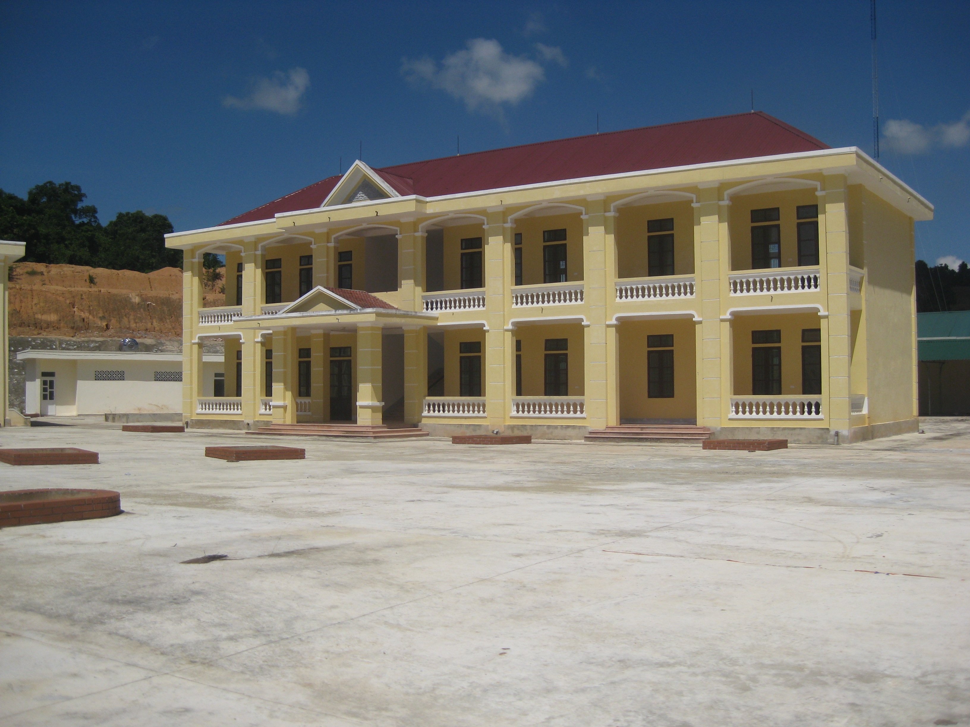 Dãy nhà học thiết kế, xây dựng khang trang.