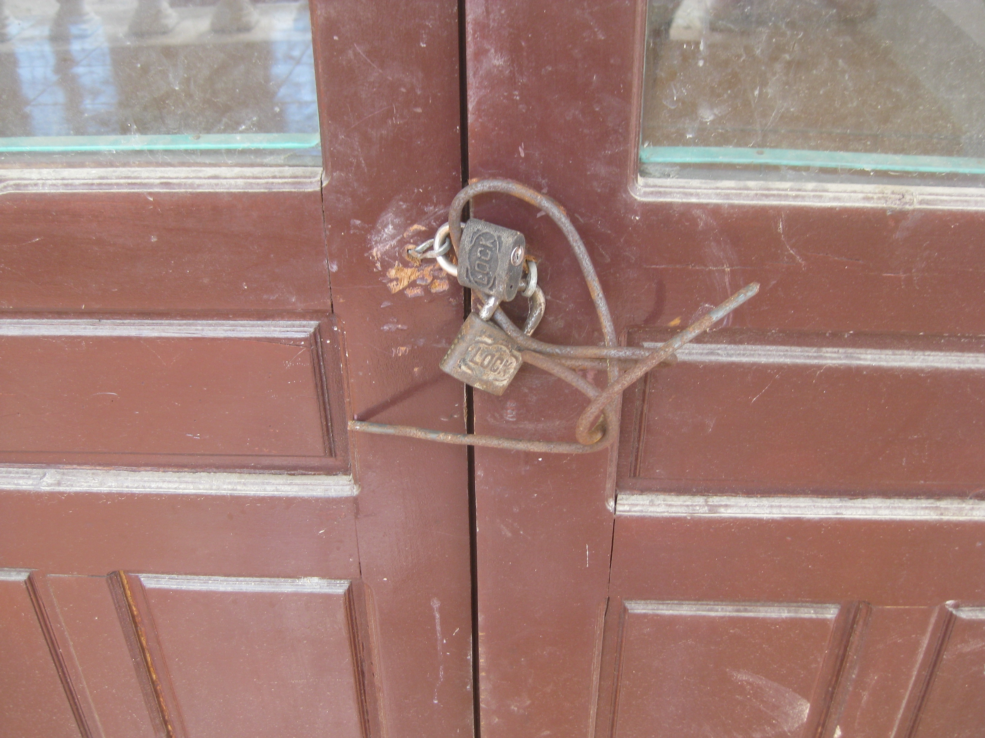 Phần lớn các ổ khóa đã rỉ sét.