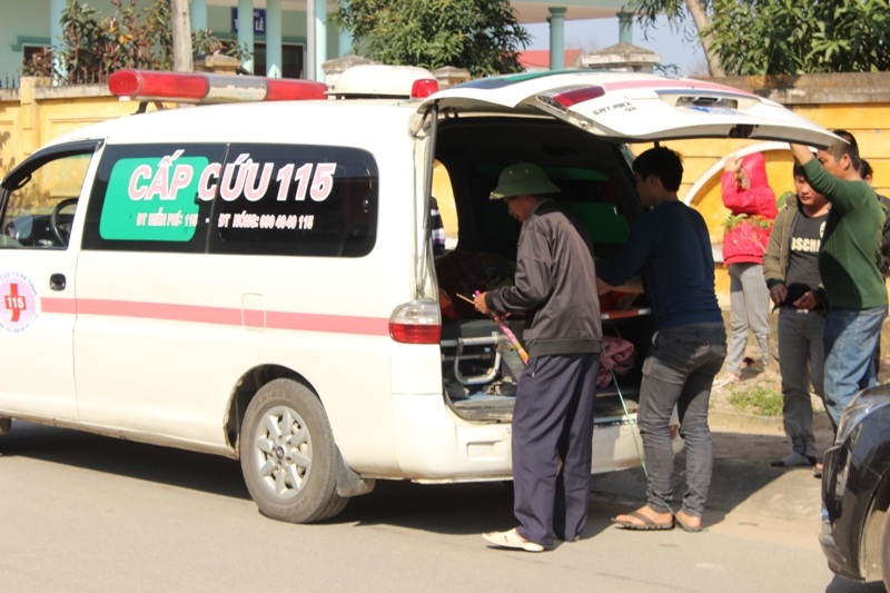 Người nhà chuyển nạn nhân về quê mai táng