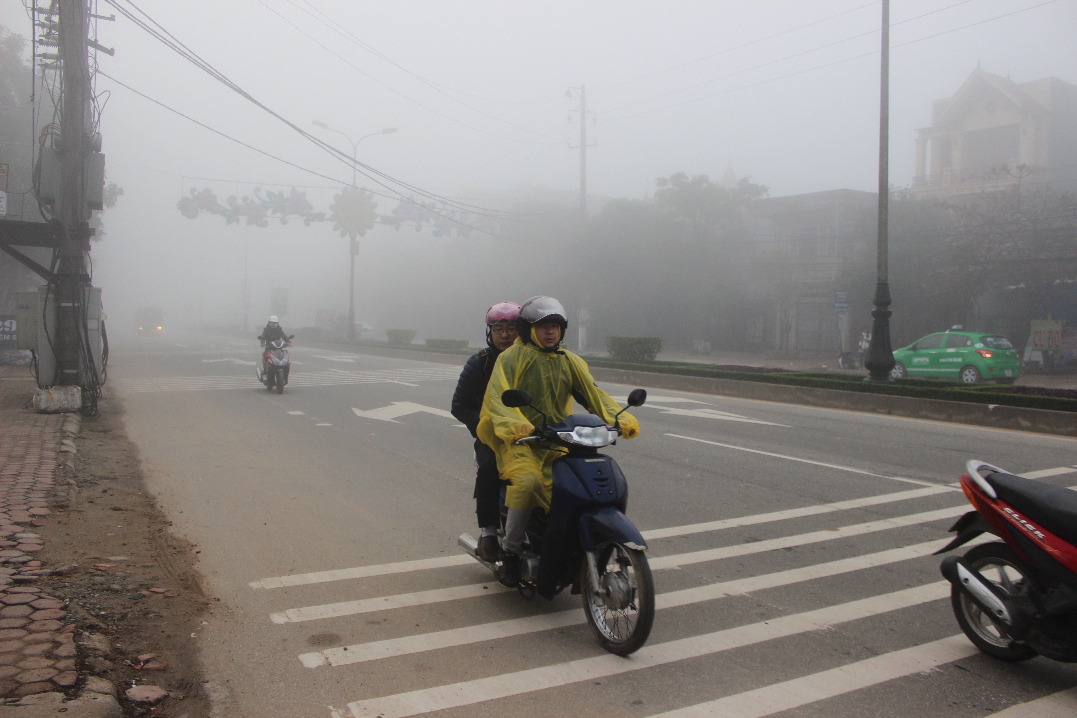 Nhiều người phải mặc áo mưa để ngăn sương làm ướt áo. (Ảnh: Phượng Vũ).