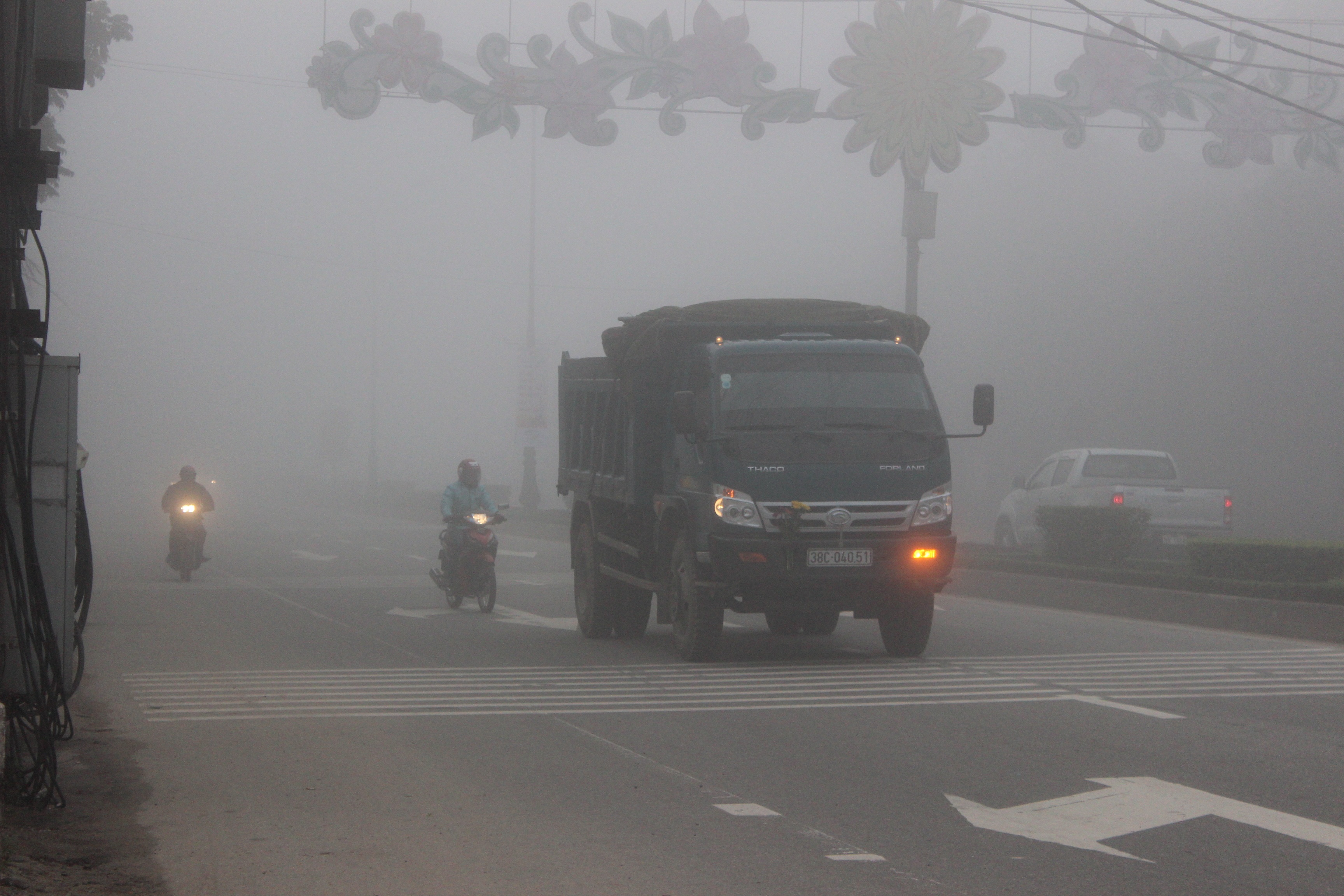 Các phương tiện phải bật đèn vàng.