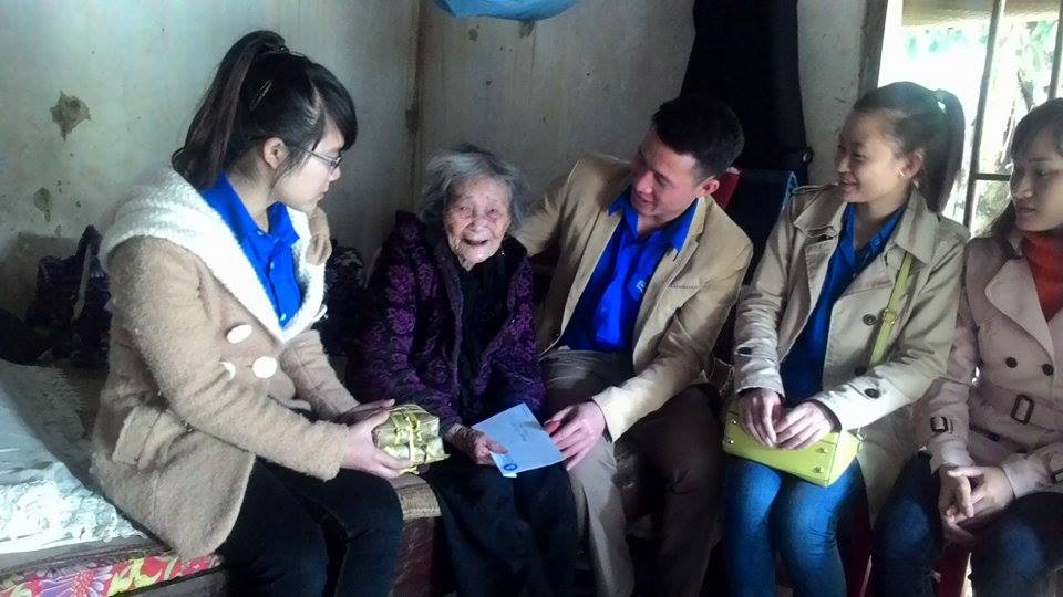 Sinh viên Hà Tĩnh đến với những hoàn cảnh khó khăn - 2 ...để tặng cho các gia đình khó khăn nhân dịp Tết nguyên đán