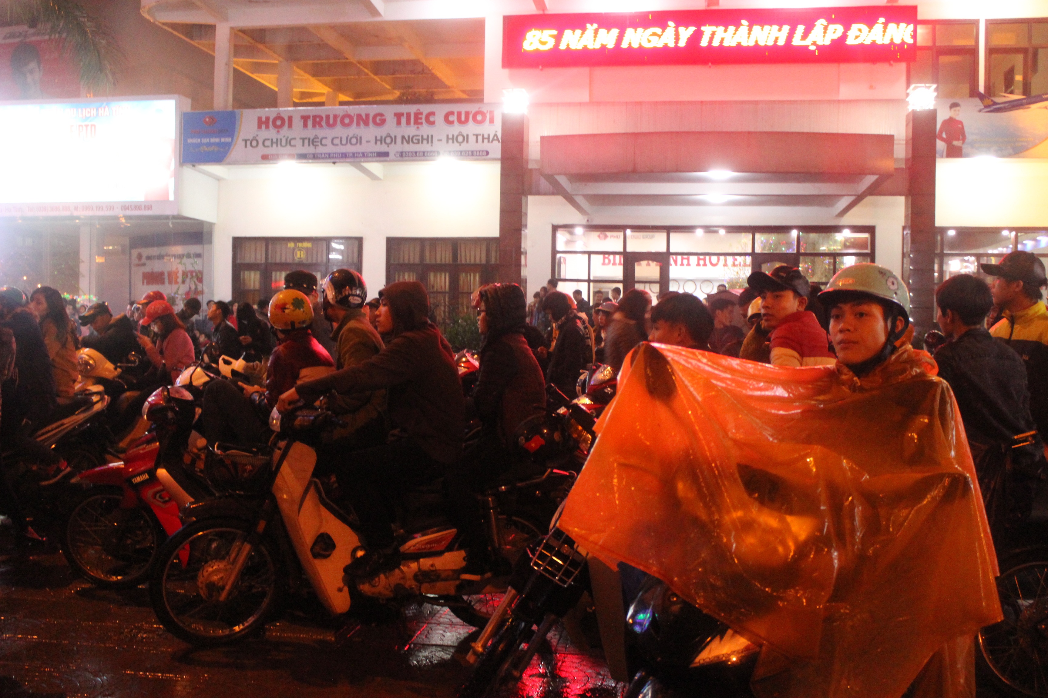 Pháo hoa rộn ràng chào đón năm mới Ất Mùi - 100 Hàng ngàn người dân TP Hà Tĩnh đổ về tuyến đường Phan Đình Phùng, Trần Phú